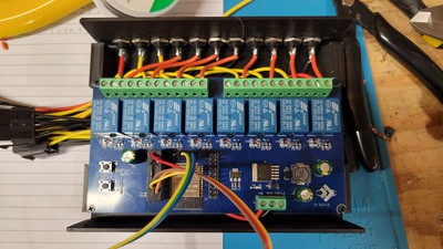 The (first version) of the relayinator is finished! This version would control whether power was available on the barrel connectors.